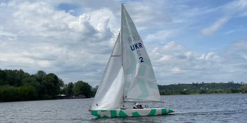Monatsbrief Juni 2025: Hilfe für ukrainische 2.4mR Segler<span class="rmp-archive-results-widget "><i class=" rmp-icon rmp-icon--ratings rmp-icon--trophy rmp-icon--full-highlight"></i><i class=" rmp-icon rmp-icon--ratings rmp-icon--trophy rmp-icon--full-highlight"></i><i class=" rmp-icon rmp-icon--ratings rmp-icon--trophy rmp-icon--full-highlight"></i><i class=" rmp-icon rmp-icon--ratings rmp-icon--trophy rmp-icon--full-highlight"></i><i class=" rmp-icon rmp-icon--ratings rmp-icon--trophy rmp-icon--full-highlight"></i> <span>5 (1)</span></span>