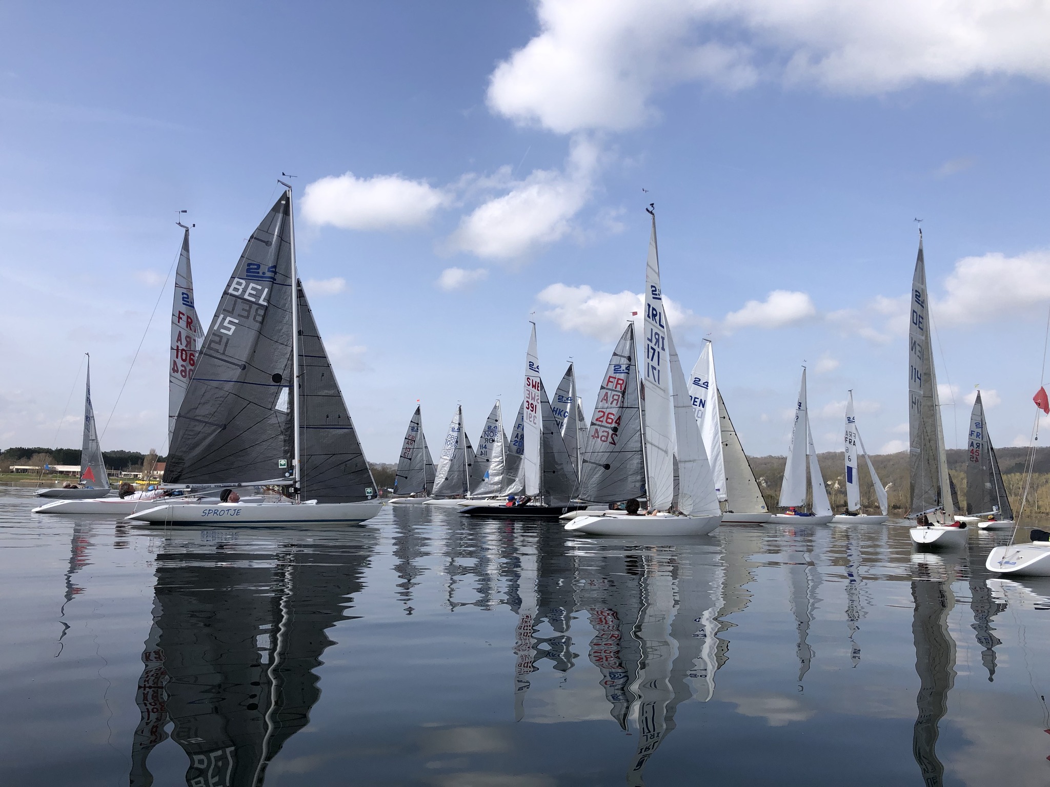 French Open 2.4 mR 2026 bei Sonnenschein und leichtem Wind